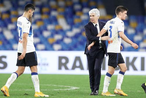 Joakim Maehle (dreapta) îl acuză pe Gian Piero Gasperini (centru). Foto: Imago Images