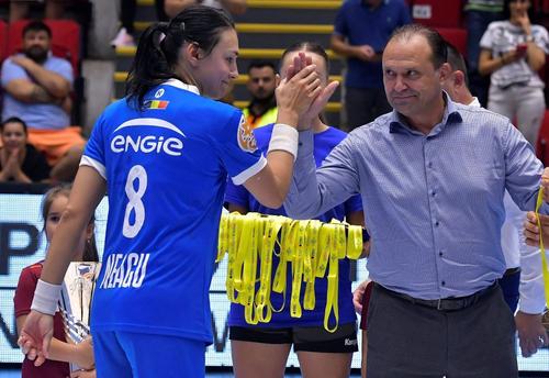 Președintele FRH Constantin Din felicitând-o pe Cristina Neagu Foto sportpictures