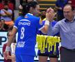 Președintele FRH Constantin Din felicitând-o pe Cristina Neagu Foto sportpictures