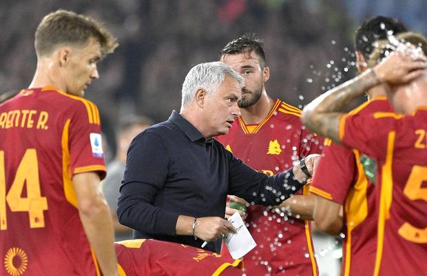 „A luat foc” vestiarul la AS Roma! Jucătorii s-au ridicat împotriva lui Jose Mourinho