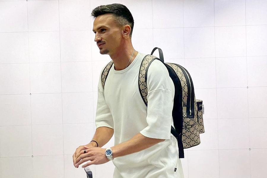 Cristi Ganea a purtat un rucsac de 1.400 de euro Cristi Ganea a revenit în România » Surprins la aeroport cu un accesoriu de 7.000 de lei