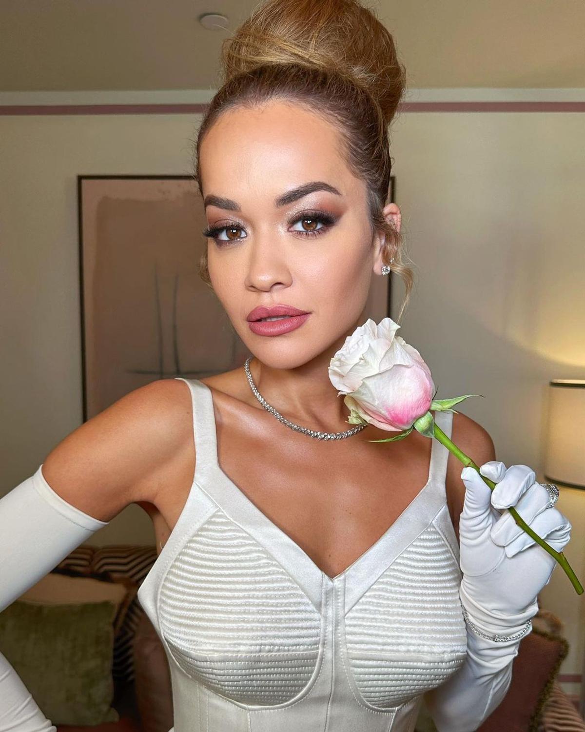 Rita Ora, cântăreața care promovează fotbalul în rândul femeilor, apariție îndrăzneață la Veneția