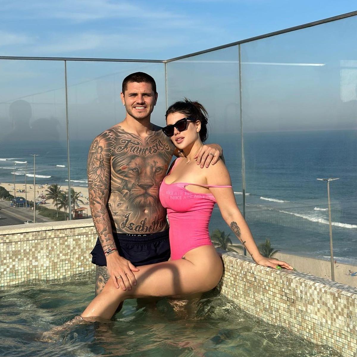 Wanda Nara şochează din nou! A apărut în favelele din Brazilia doar cu tricoul Argentinei pe ea