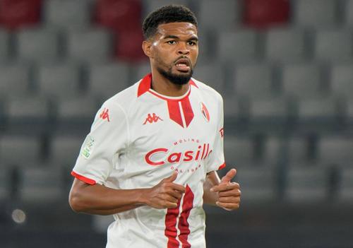 Malcom Edjouma (26 de ani), mijlocașul transferat de Bari de la FCSB, nu s-a adaptat încă la rigorile Seriei B și tehnicianul Michele Mignani l-a certat: „Este un băiat foarte deschis, are calități, pe care trebuie să le scoatem la iveală”. Foto: Imago
