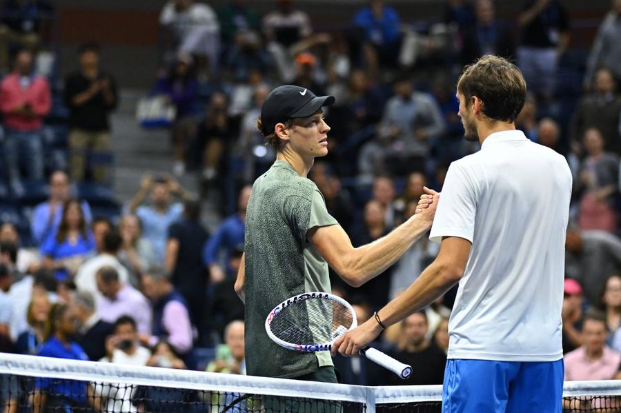 Jannik Sinner și Daniil Medvedev la US Open / Foto: Imago Jannik Sinner l-a învins pe Medvedev și e în premieră în semifinale la US Open
