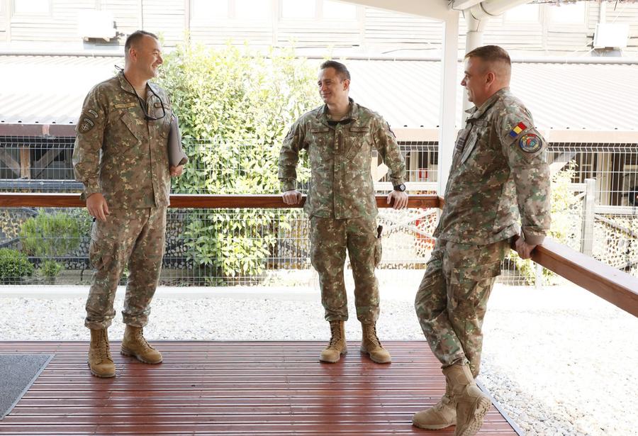 Un moment de relaxare pentru soldații români din Pristina Gazeta i-a vizitat pe militarii români în baza NATO din Pristina, înainte de Kosovo - România: „Lucescu trebuia să vină mai demult”
