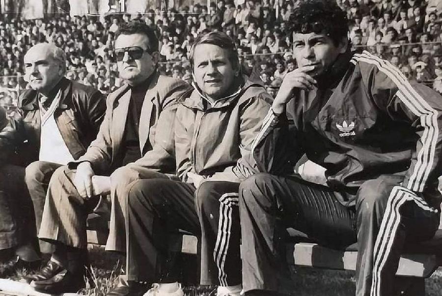Mircea Lucescu, în dreapta, omul care a sfidat timpul / FOTO: Arhivă Gazeta Sporturilor Mircea Lucescu, despre „plăcerea extraordinară de a ne contrazice” la un secol de Gazeta Sporturilor: „Am fost urecheat, pus la colț, pedepsit! Doar pentru că stăteam cu ziarul pe bancă”