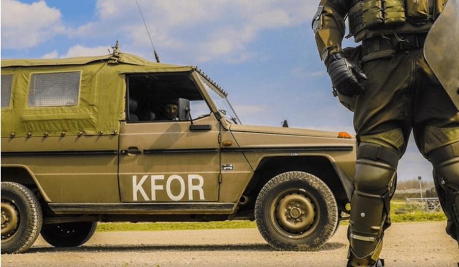 Mașinile KFOR sunt familiare pe străzile din Pristina Gazeta i-a vizitat pe militarii români în baza NATO din Pristina, înainte de Kosovo - România: „Lucescu trebuia să vină mai demult”