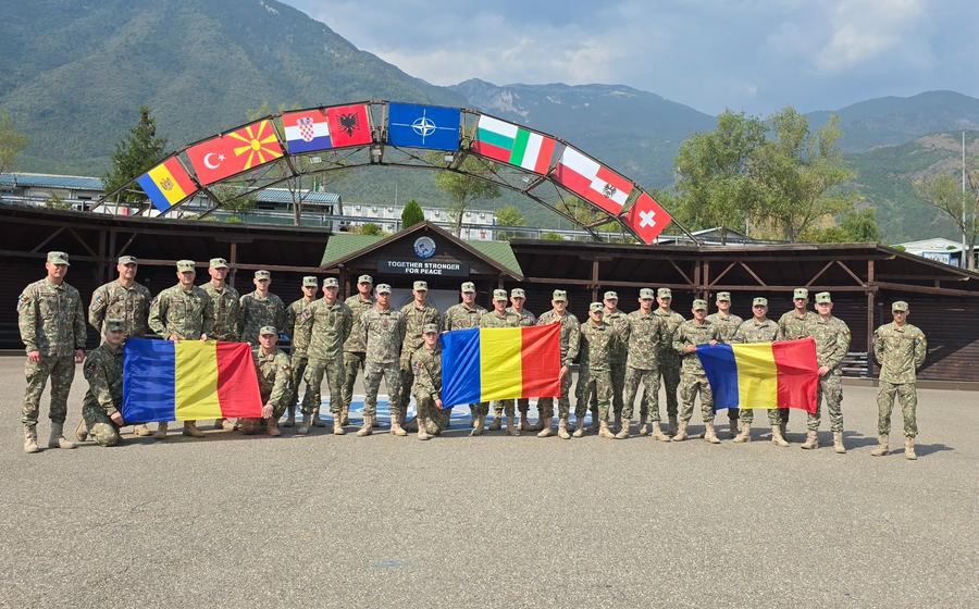 Militarii români din cea de-a doua bază NATO vor face și ei galerie pentru România Gazeta i-a vizitat pe militarii români în baza NATO din Pristina, înainte de Kosovo - România: „Lucescu trebuia să vină mai demult”