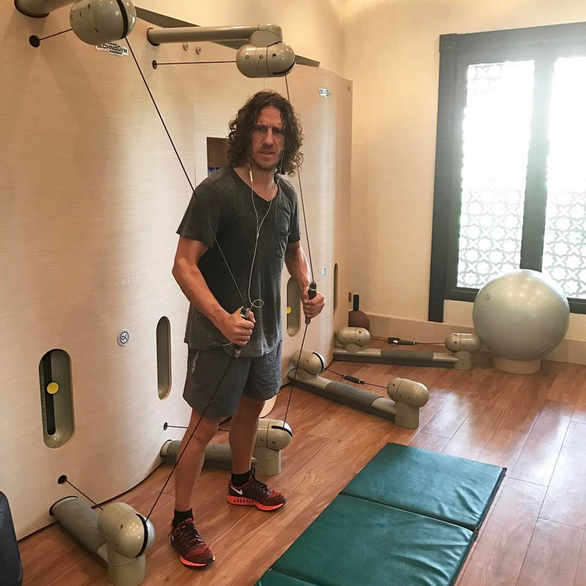 Incredibila transformare a lui Carles Puyol » S-a retras în munți, are o companie bazată pe realitatea virtuală și s-a apucat de acroyoga: „Nu faceți așa ceva acasă!”