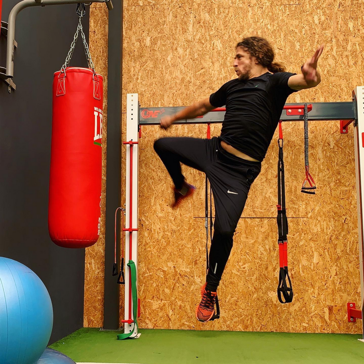 Incredibila transformare a lui Carles Puyol » S-a retras în munți, are o companie bazată pe realitatea virtuală și s-a apucat de acroyoga: „Nu faceți așa ceva acasă!”