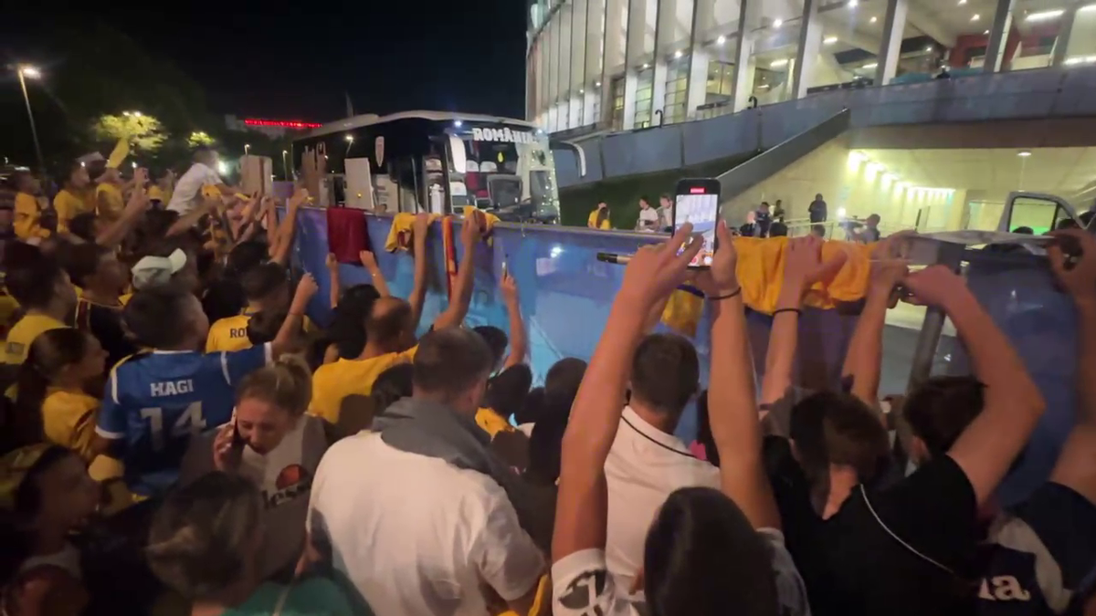 Scene penibile: generația de suflet, ascunsă de copii prin garduri de doi metri! Ce nu s-a văzut la TV, după umilința din România - Canada