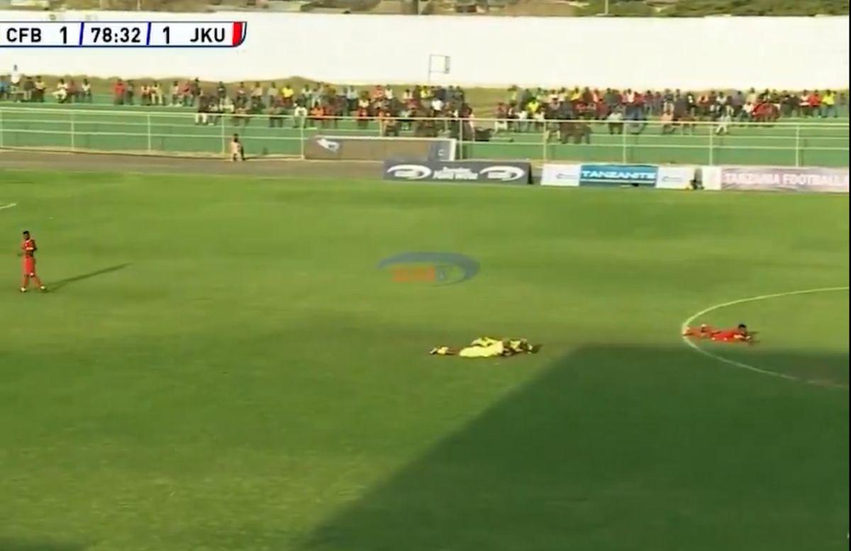 Jucătorii, arbitrul și cameramanii s-au aruncat la pământ pentru a evita pericolul!