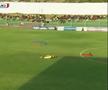 Jucătorii, arbitrul și cameramanii s-au aruncat la pământ pentru a evita pericolul!