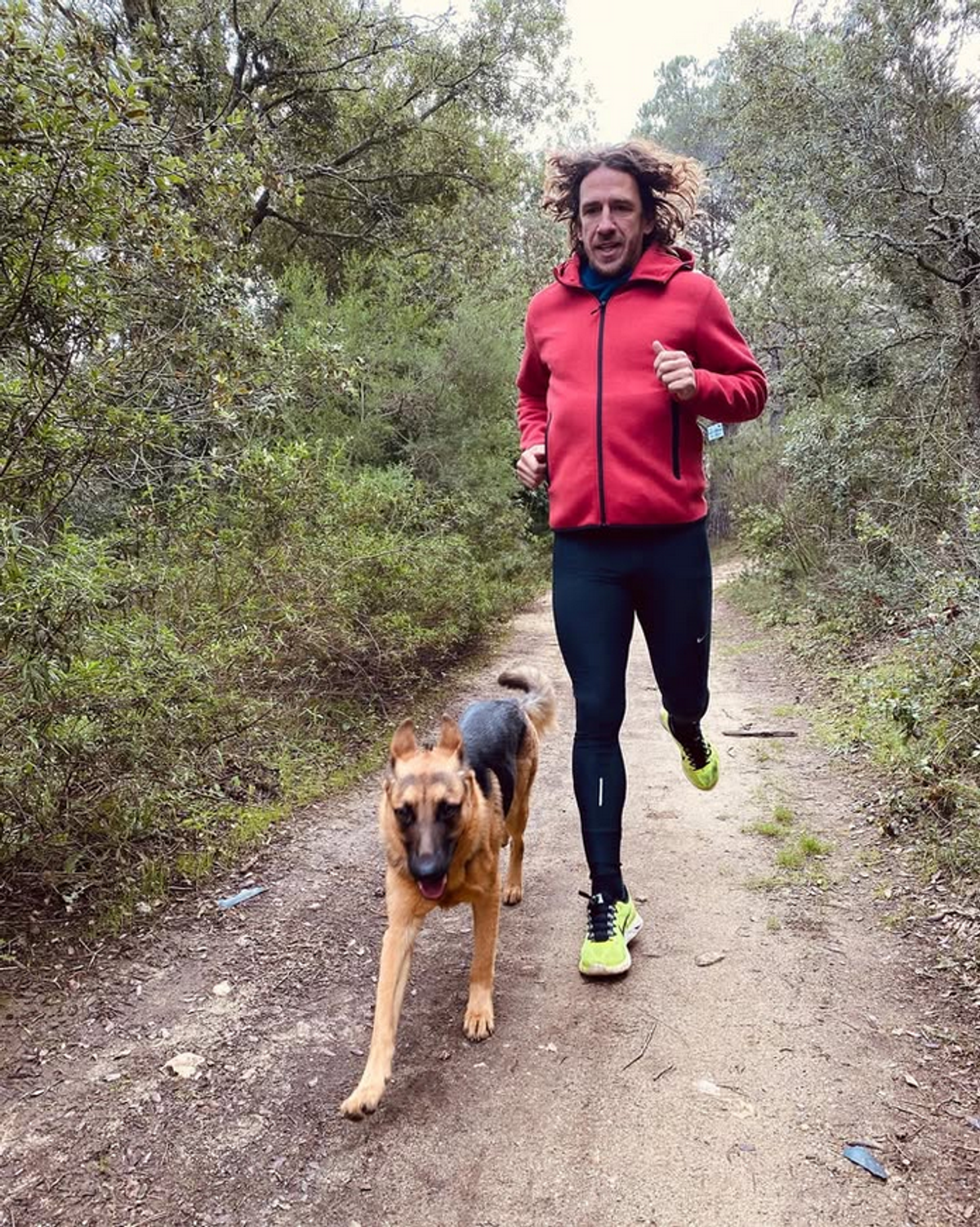 Incredibila transformare a lui Carles Puyol » S-a retras în munți, are o companie bazată pe realitatea virtuală și s-a apucat de acroyoga: „Nu faceți așa ceva acasă!”