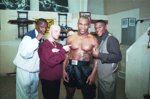 Mike Tyson se poza cuFloyd Mayweather junior în 2002 / FOTO: Imago