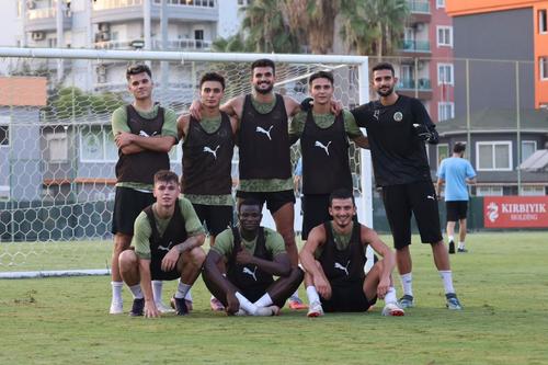 Ianis Hagi (primul din stânga pe rândul de sus) a semnat cu Alanyspor până în iunie 2027 / Foto: X Alanyaspor