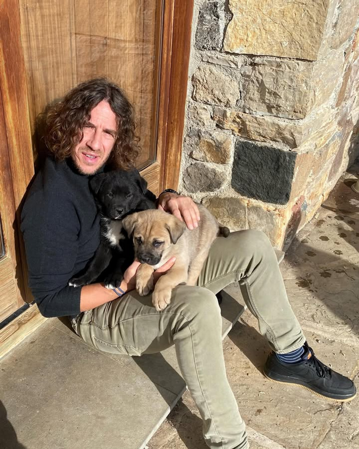 Incredibila transformare a lui Carles Puyol » S-a retras în munți, are o companie bazată pe realitatea virtuală și s-a apucat de acroyoga: „Nu faceți așa ceva acasă!”