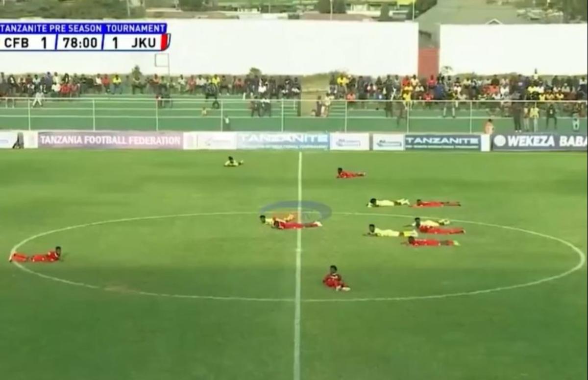 Jucătorii, arbitrul și cameramanii s-au aruncat la pământ pentru a evita pericolul!