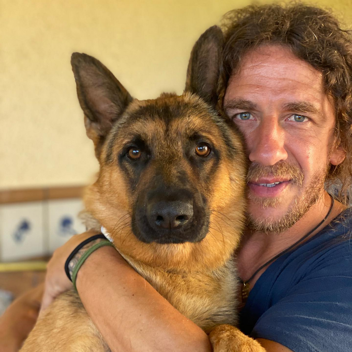 Incredibila transformare a lui Carles Puyol » S-a retras în munți, are o companie bazată pe realitatea virtuală și s-a apucat de acroyoga: „Nu faceți așa ceva acasă!”