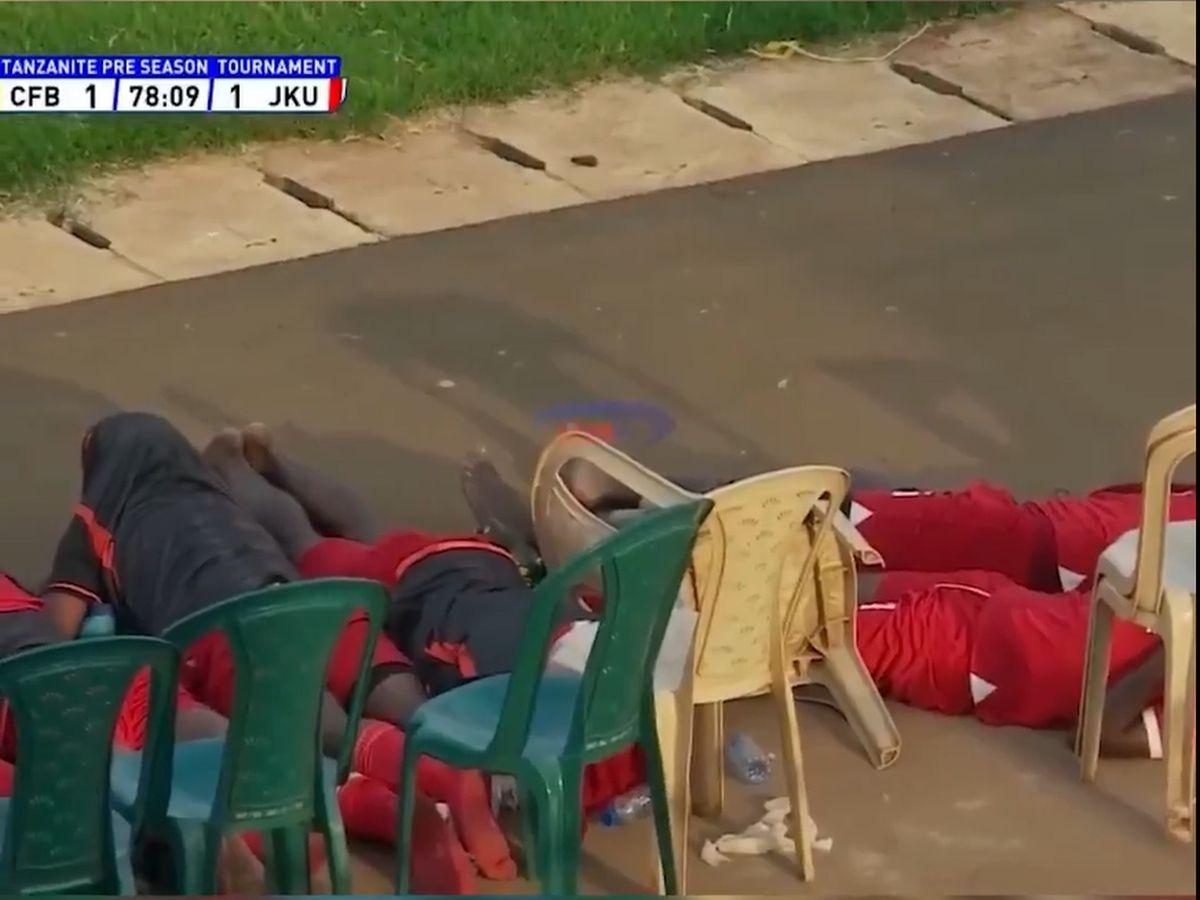 Jucătorii, arbitrul și cameramanii s-au aruncat la pământ pentru a evita pericolul!