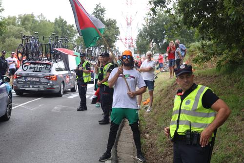 José Manuel Albares, ministrul de Externe al Spaniei, e de partea protestatarilor care cer excluderea echipei Israel-Premier Tech din Turul Spaniei / FOTO: Imago
