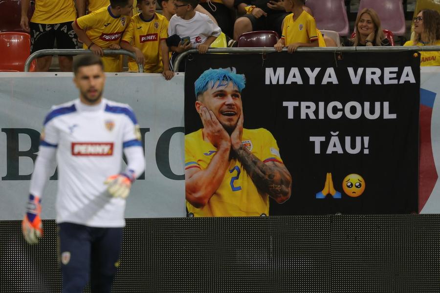 O mică fani vrea tricoul lui Andrei Rațiu/ foto: Ionuț Iordache (GSP) România a fost snopită de Canada, pe Arena Națională! Cel mai dur eșec din mandatul lui Mircea Lucescu