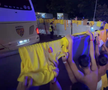 Scene penibile: generația de suflet, ascunsă de copii prin garduri de doi metri! Ce nu s-a văzut la TV, după umilința din România - Canada