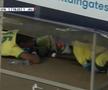 Jucătorii, arbitrul și cameramanii s-au aruncat la pământ pentru a evita pericolul!
