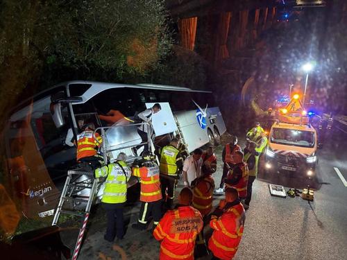 Autocarul care-i trasporta pe jucătorii naționalei U21 a Luxemburgului au scăpat doar cu răni ușoare / Foto: Luxemburg Times