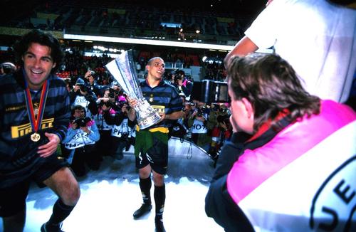Fabio Galante, în umbra lui Ronaldo, după finala Cupei UEFA câștigată cu Inter în sezonul 1997-1998 / Foto: Imago