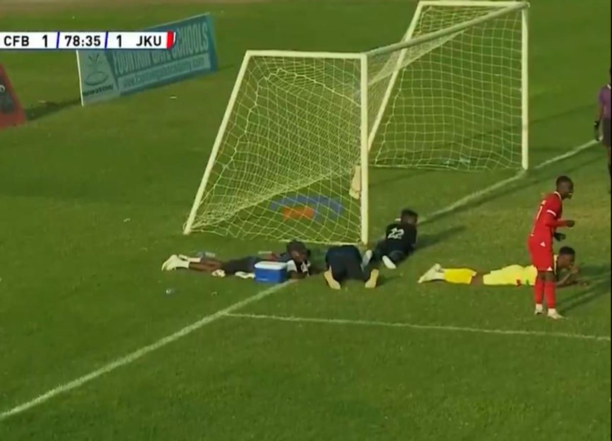 Jucătorii, arbitrul și cameramanii s-au aruncat la pământ pentru a evita pericolul!