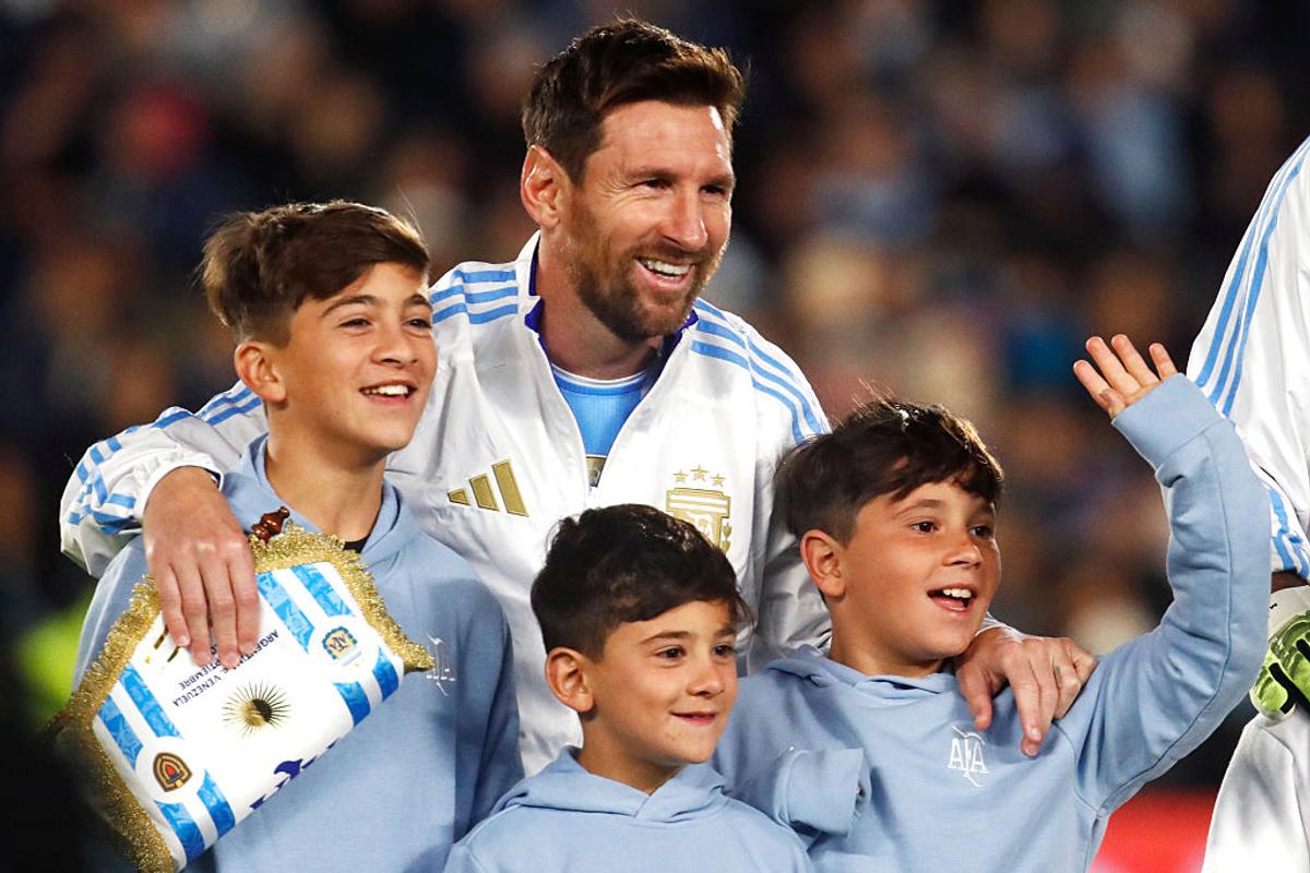 Imagini magnifice » Lionel Messi a jucat ultimul meci acasă, în Argentina! A avut copiii alături și a plâns în fața unui stadion care îi striga numele