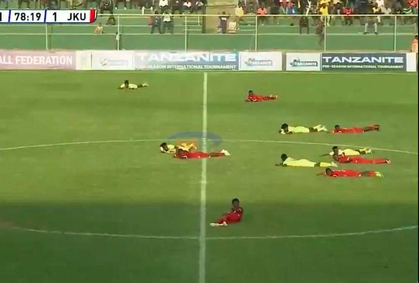 Jucătorii de la City FC Abuja și JKU FC s-au pus la pământ pentru a scăpat de albine