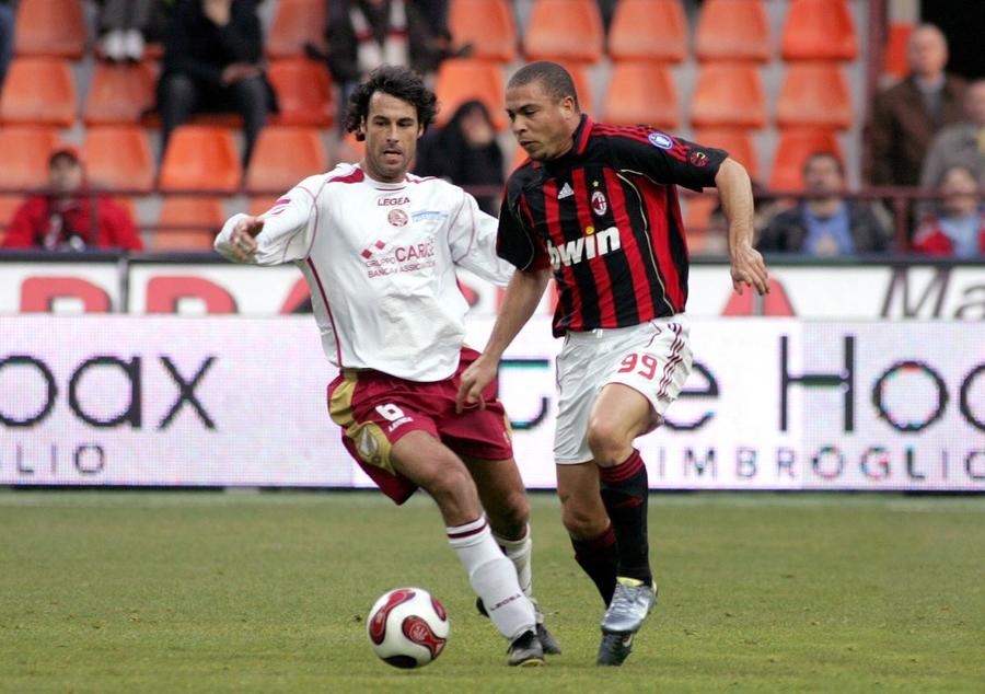 Fabio Galante, în duel cu Ronaldo, dintr-un meci din 11 februarie 2007, dintre Milan și Livorno / Foto: Imago Fostul elev al lui Lucescu la Inter face dezvăluiri picante: „Dacă aș fi fost urât, aș fi avut o carieră mai bună” + „Știți ce făcea Ronaldo înaintea meciurilor?”