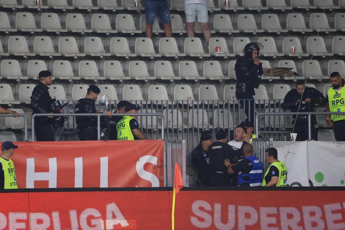 Scandarea favorită a peluzei, imediat după Dinamo - FCSB + Suporterii au sărit la bătaie!