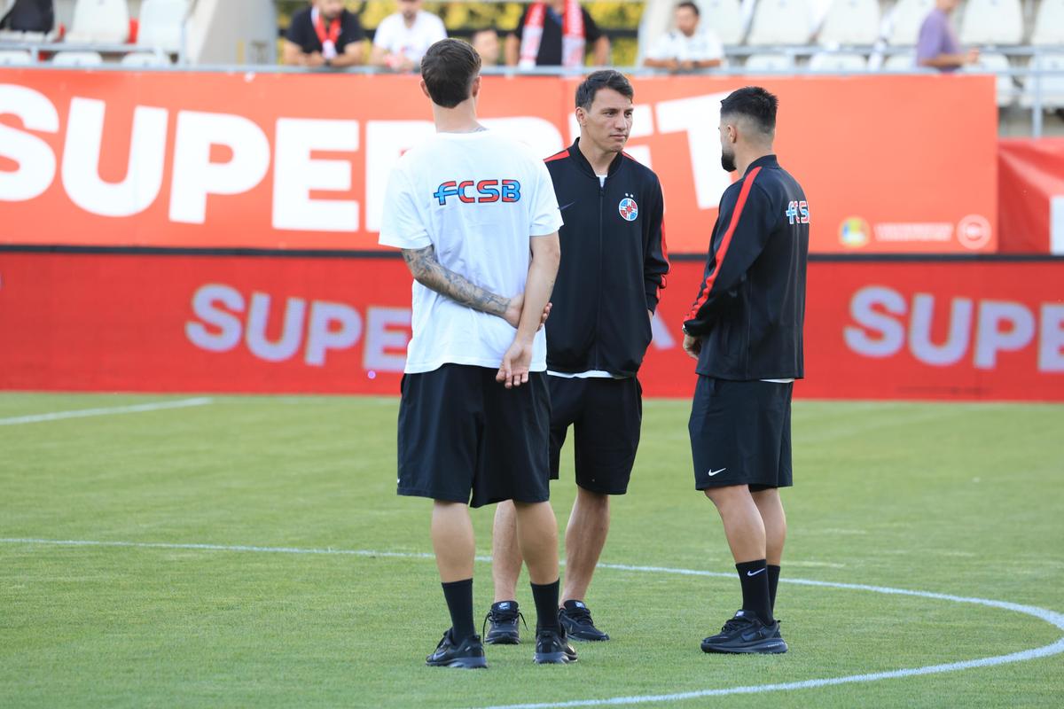 Imagini tari înainte de Dinamo - FCSB » „Gașca” lui Crețu la revenirea în lot + cu cine s-a întreținut nou-venitul Korenica