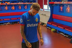 Direct din vestiarul FCSB, Denis Drăguș a scris un mesaj pentru fani la miezul nopții