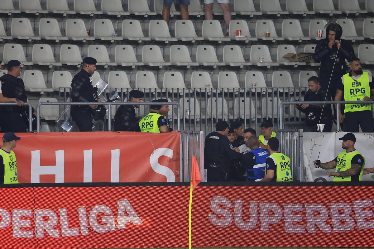 Scandarea favorită a peluzei, imediat după Dinamo - FCSB + Suporterii au sărit la bătaie!