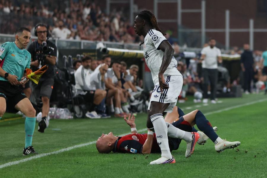 Până și masivul Leo Ostigard a fost pus la pământ de Moise Kean, care a debutat la Como în meciul cu Genoa (4-1) / Foto: Imago Genoa are zero puncte în trei etape, dar De Rossi ceartă presa: „Le-am zis jucătorilor să nu citească ce scrieți!”