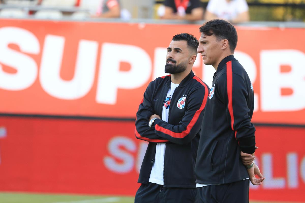 Imagini tari înainte de Dinamo - FCSB » „Gașca” lui Crețu la revenirea în lot + cu cine s-a întreținut nou-venitul Korenica