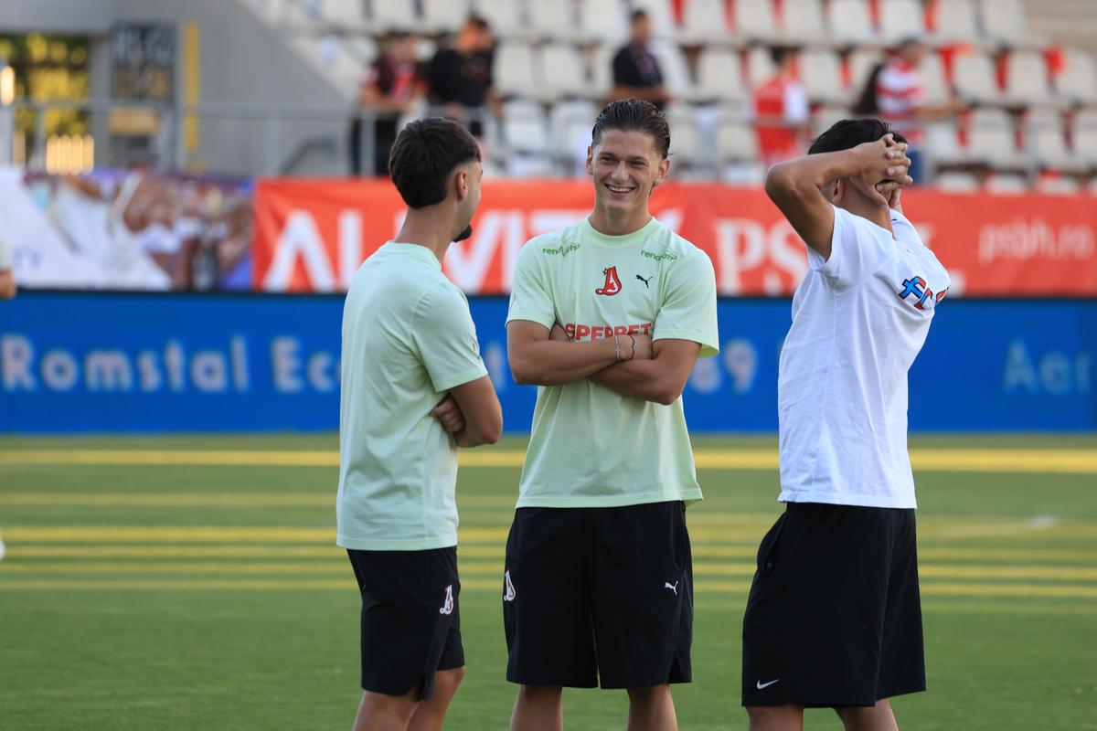 Imagini tari înainte de Dinamo - FCSB » „Gașca” lui Crețu la revenirea în lot + cu cine s-a întreținut nou-venitul Korenica