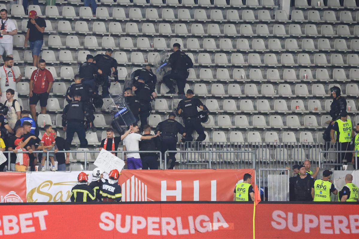 Scandarea favorită a peluzei, imediat după Dinamo - FCSB + Suporterii au sărit la bătaie!