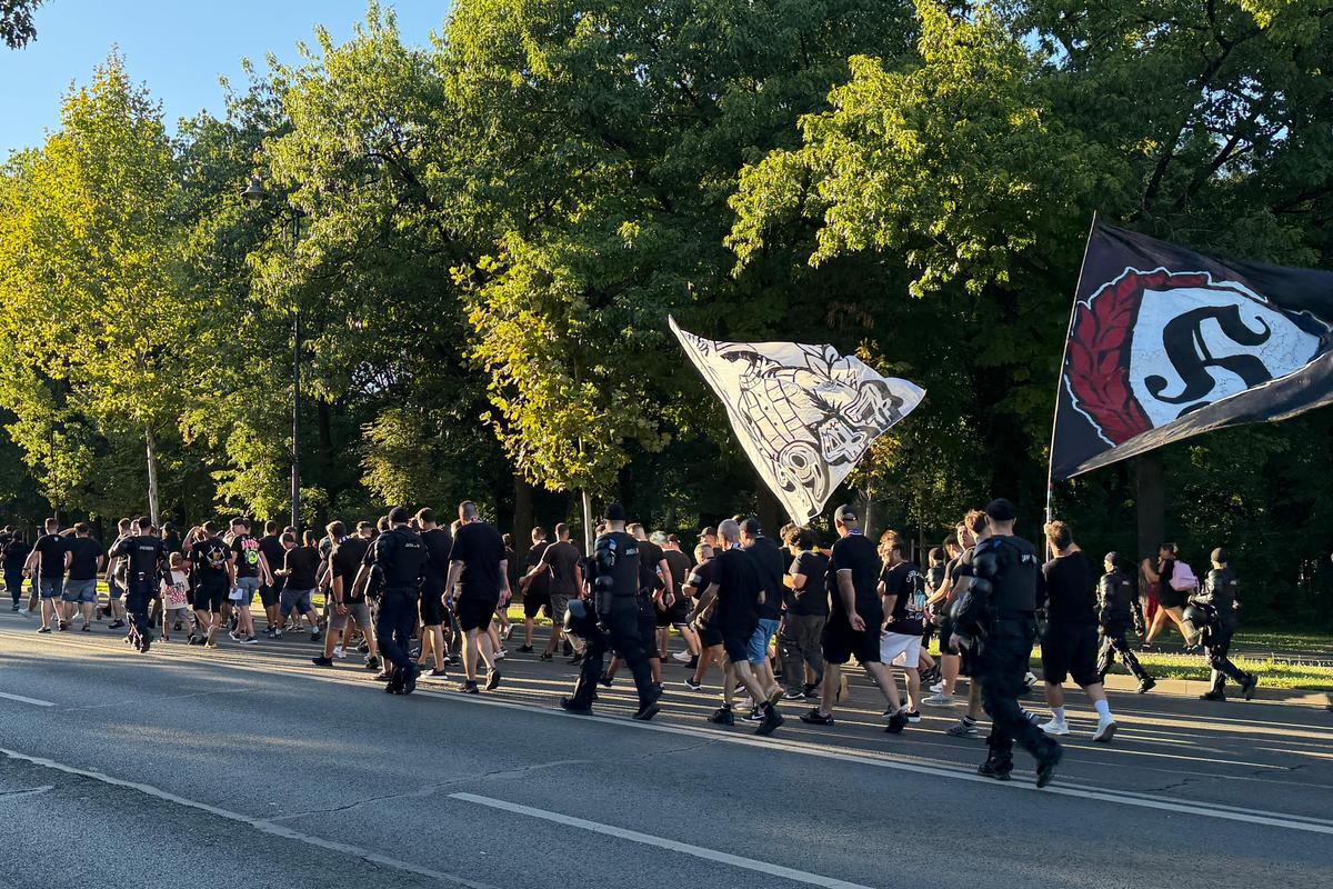 Ultrașii FCSB, în drum spre Arcul de Triumf, pentru meciul cu Dinamo