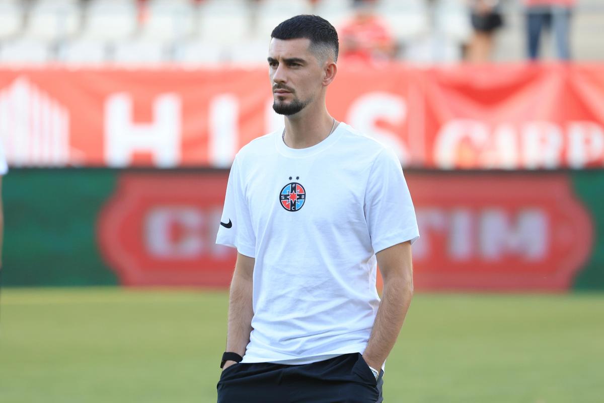 Imagini tari înainte de Dinamo - FCSB » „Gașca” lui Crețu la revenirea în lot + cu cine s-a întreținut nou-venitul Korenica
