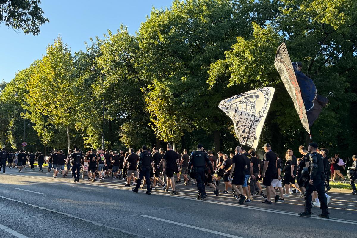 Ultrașii FCSB, în drum spre Arcul de Triumf, pentru meciul cu Dinamo