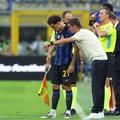 Cristi Chivu, dându-i indicații lui Curtis Jones înainte să-l arunce în luptă cu Napoli / foto: Guliver/gettyimages