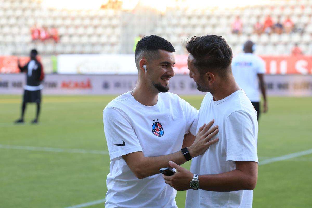 Imagini tari înainte de Dinamo - FCSB » „Gașca” lui Crețu la revenirea în lot + cu cine s-a întreținut nou-venitul Korenica