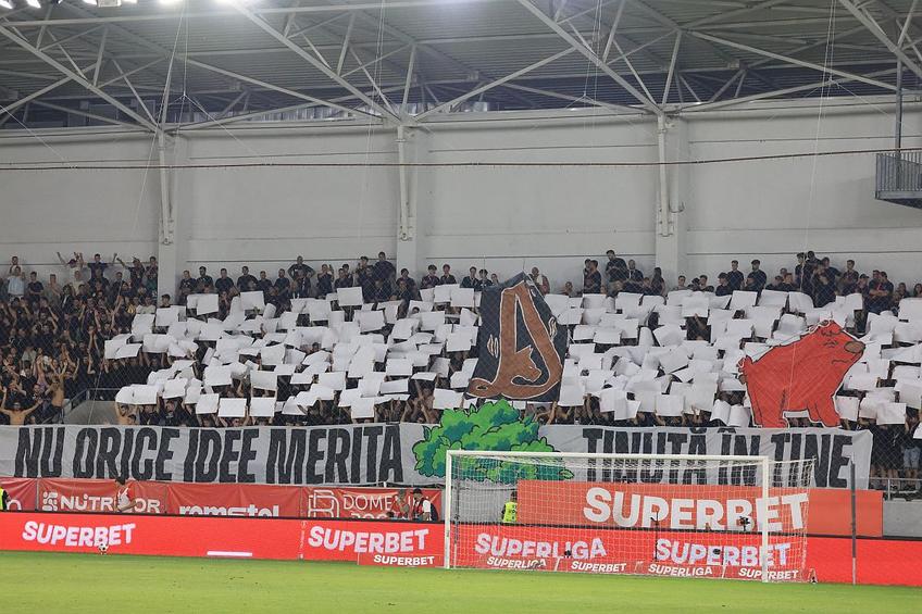 Galeria FCSB-ului a parodiat noua siglă a lui Dinamo / foto: Ionuț Iordache (GSP)