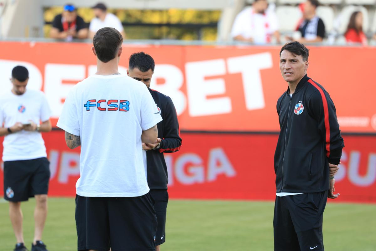 Imagini tari înainte de Dinamo - FCSB » „Gașca” lui Crețu la revenirea în lot + cu cine s-a întreținut nou-venitul Korenica